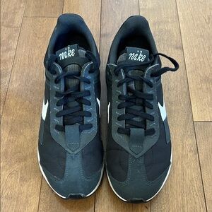 Nike Men's Black and White Low-Top Sneakers